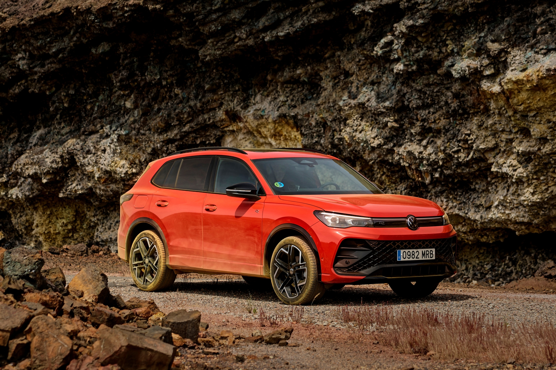 Volkswagen Tiguan en su hábitat natural, destacando su perfil lateral robusto.