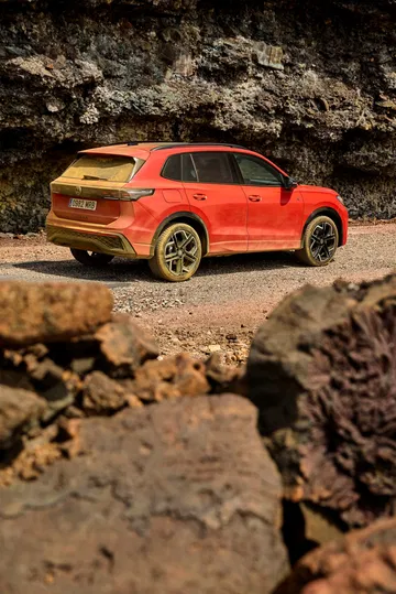 Vista lateral y trasera del Tiguan 2024, destacando su diseño robusto y elegante.