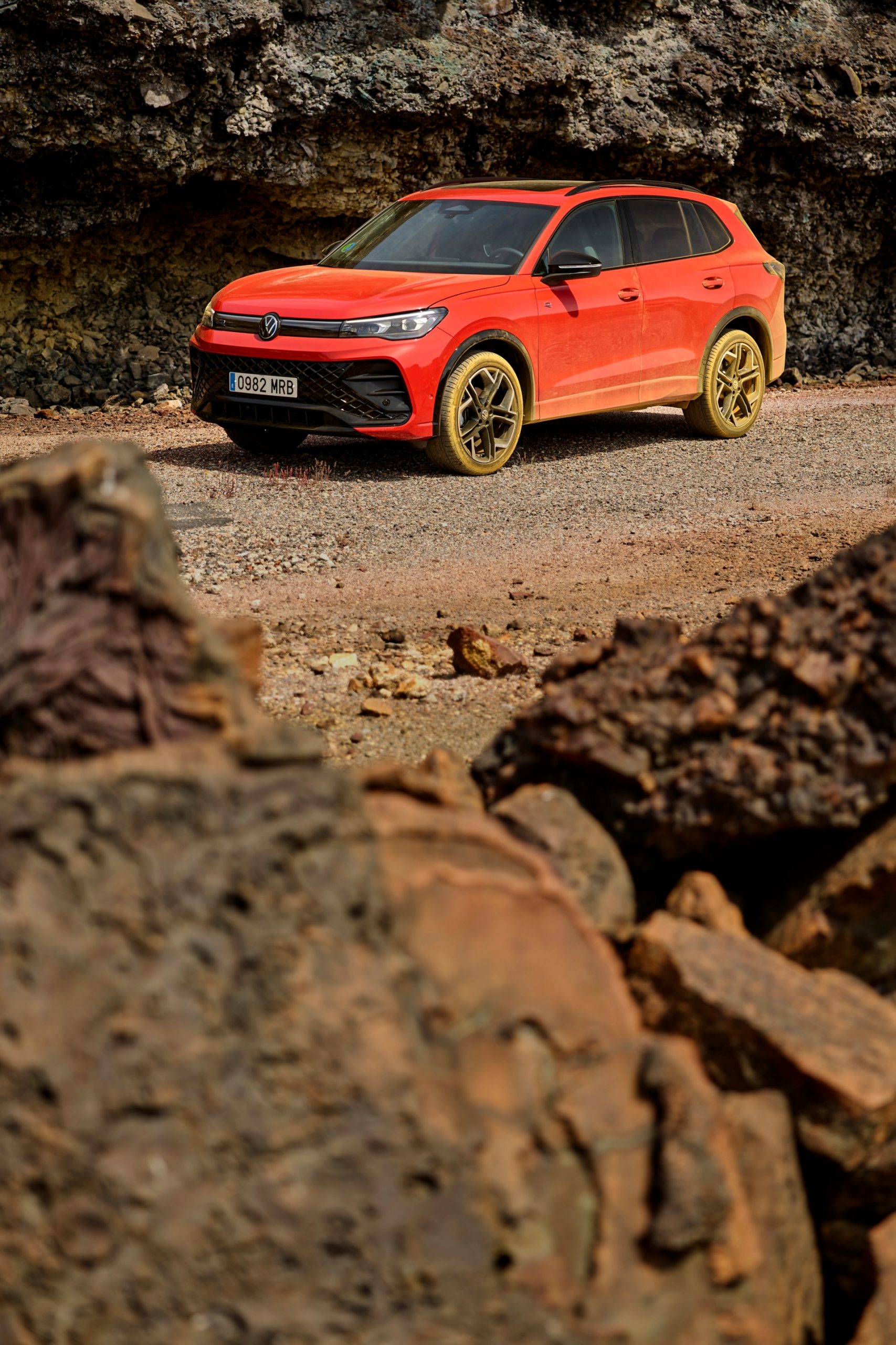 Vista lateral del Volkswagen Tiguan 2024 destacando su diseño robusto