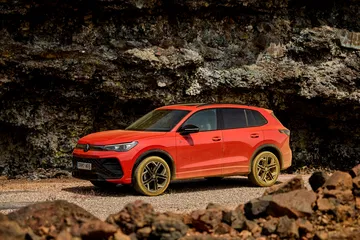 Vista lateral del Volkswagen Tiguan 2024, destacando su diseño robusto.