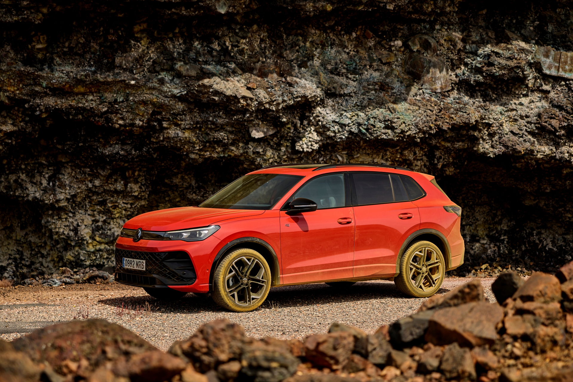 Vista lateral del Volkswagen Tiguan 2024, destacando su diseño robusto.