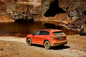 Vista lateral Volkswagen Tiguan 2024 en entorno natural