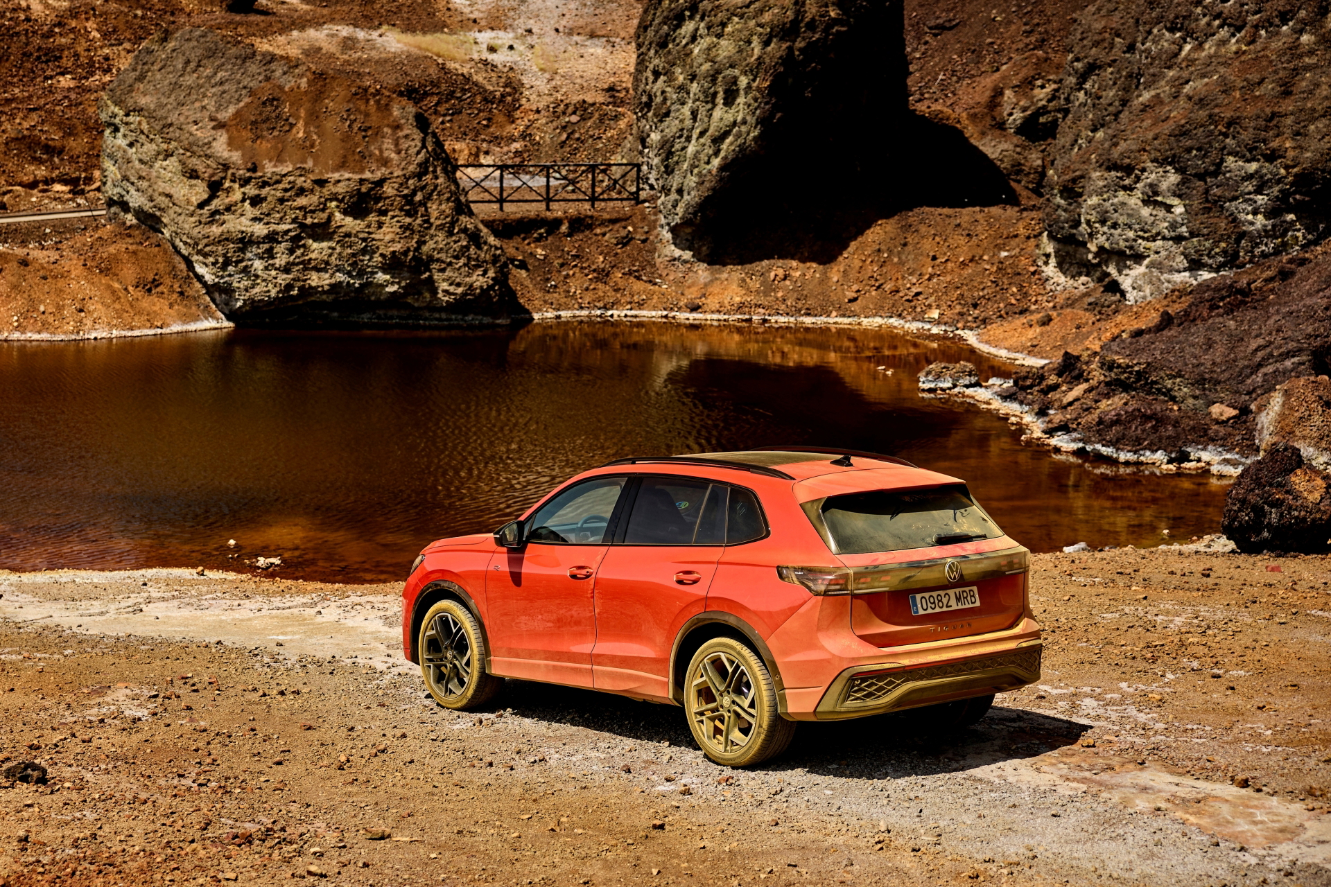 Vista lateral Volkswagen Tiguan 2024 en entorno natural