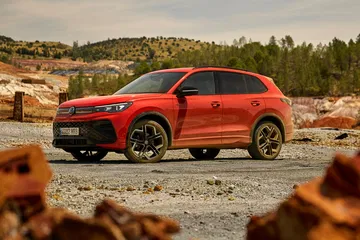 Vista lateral del Volkswagen Tiguan 2024, robustez y estilo en su diseño.