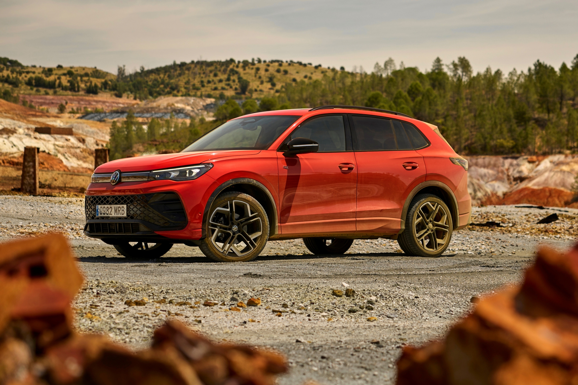 Vista lateral del Volkswagen Tiguan 2024, robustez y estilo en su diseño.