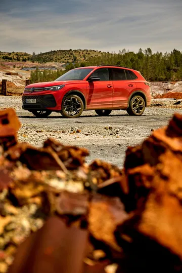 Vista lateral del Volkswagen Tiguan 2024, destacando su línea dinámica.
