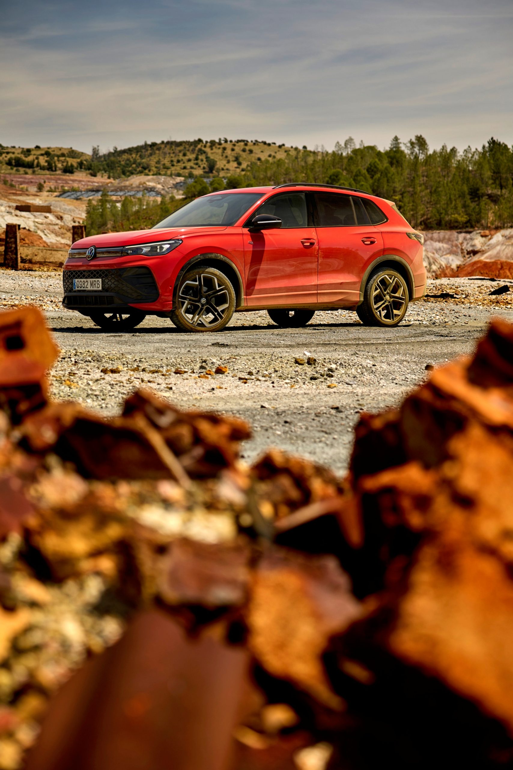 Vista lateral del Volkswagen Tiguan 2024, destacando su línea dinámica.