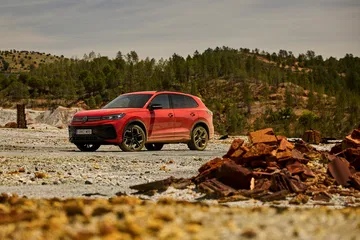Vista lateral del Volkswagen Tiguan 2024, robustez y diseño actual.