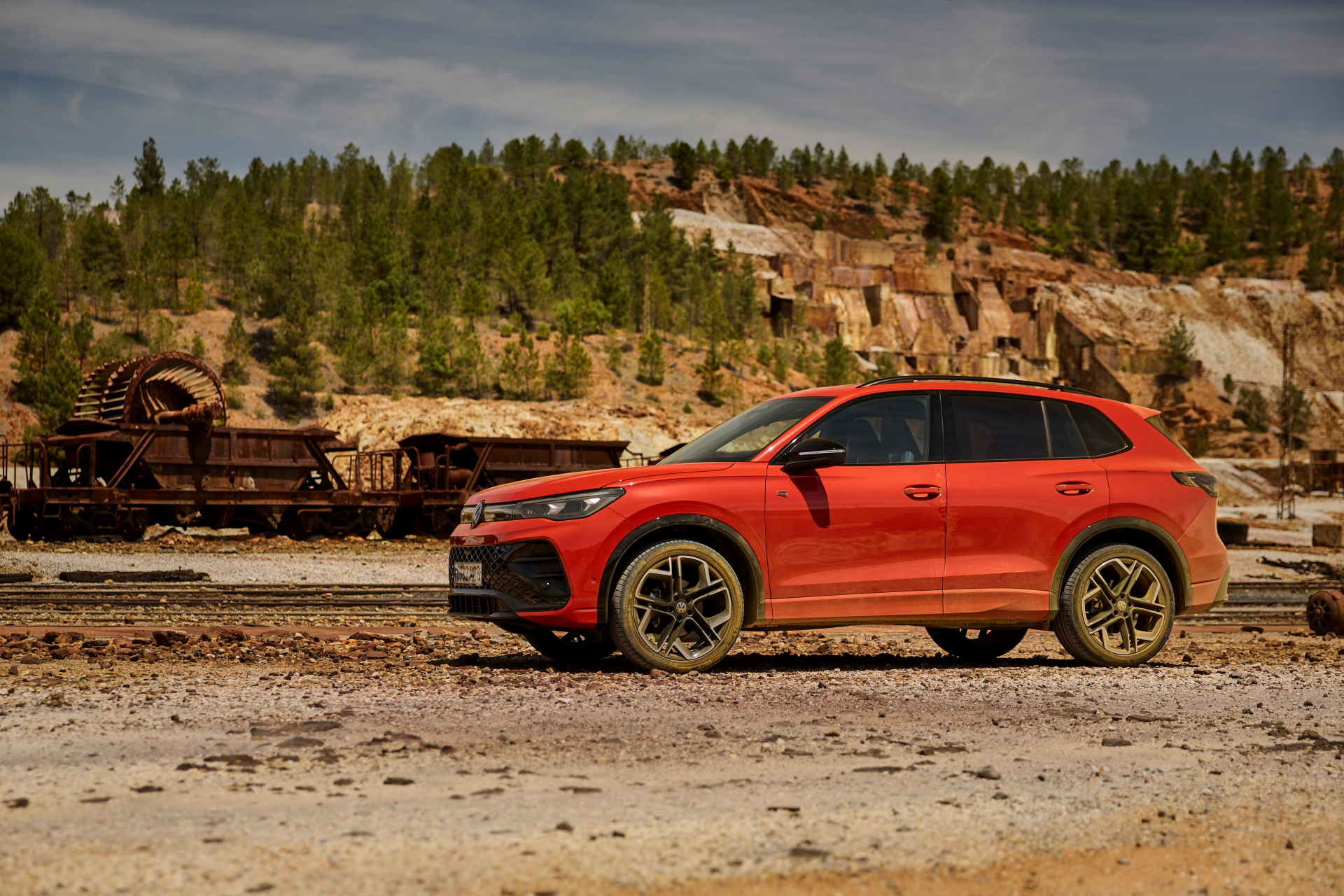 Vista lateral Volkswagen Tiguan 2024 exhibiendo su diseño robusto y dinámico.