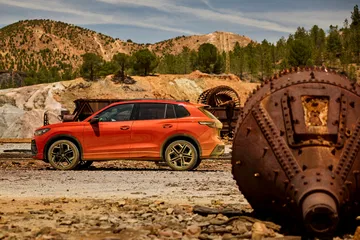 Vista lateral del Volkswagen Tiguan 2024, destacando su diseño robusto
