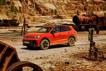 Vista lateral del Volkswagen Tiguan 2024, destacando su diseño robusto.