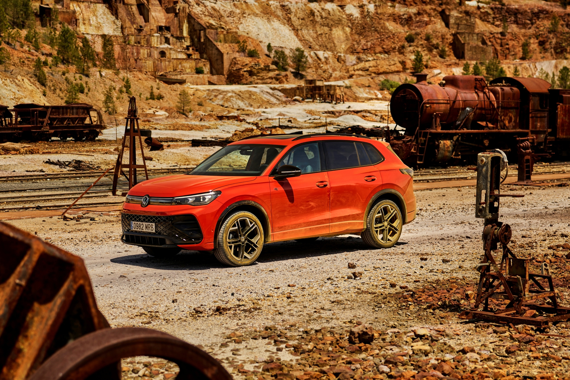 Vista lateral del Volkswagen Tiguan 2024, destacando su diseño robusto.