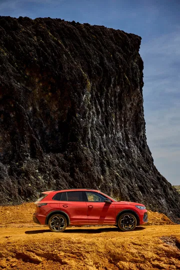 Vista lateral del Volkswagen Tiguan 2024 mostrando su perfil robusto y dinámico.