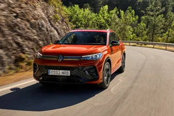 Vista dinámica del Volkswagen Tiguan 2024 en carretera