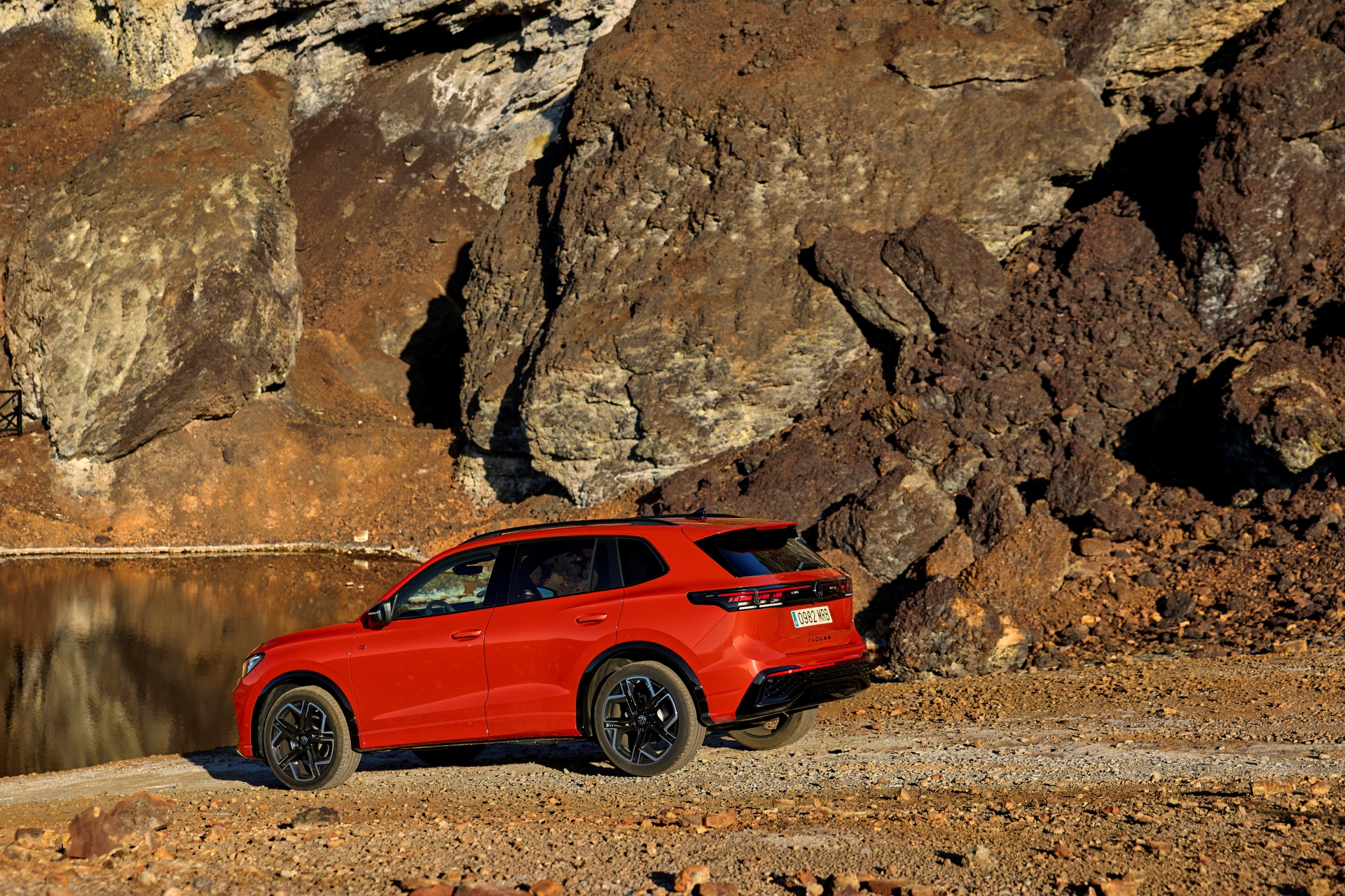 Vista dinámica del Volkswagen Tiguan 2024 en su hábitat natural.