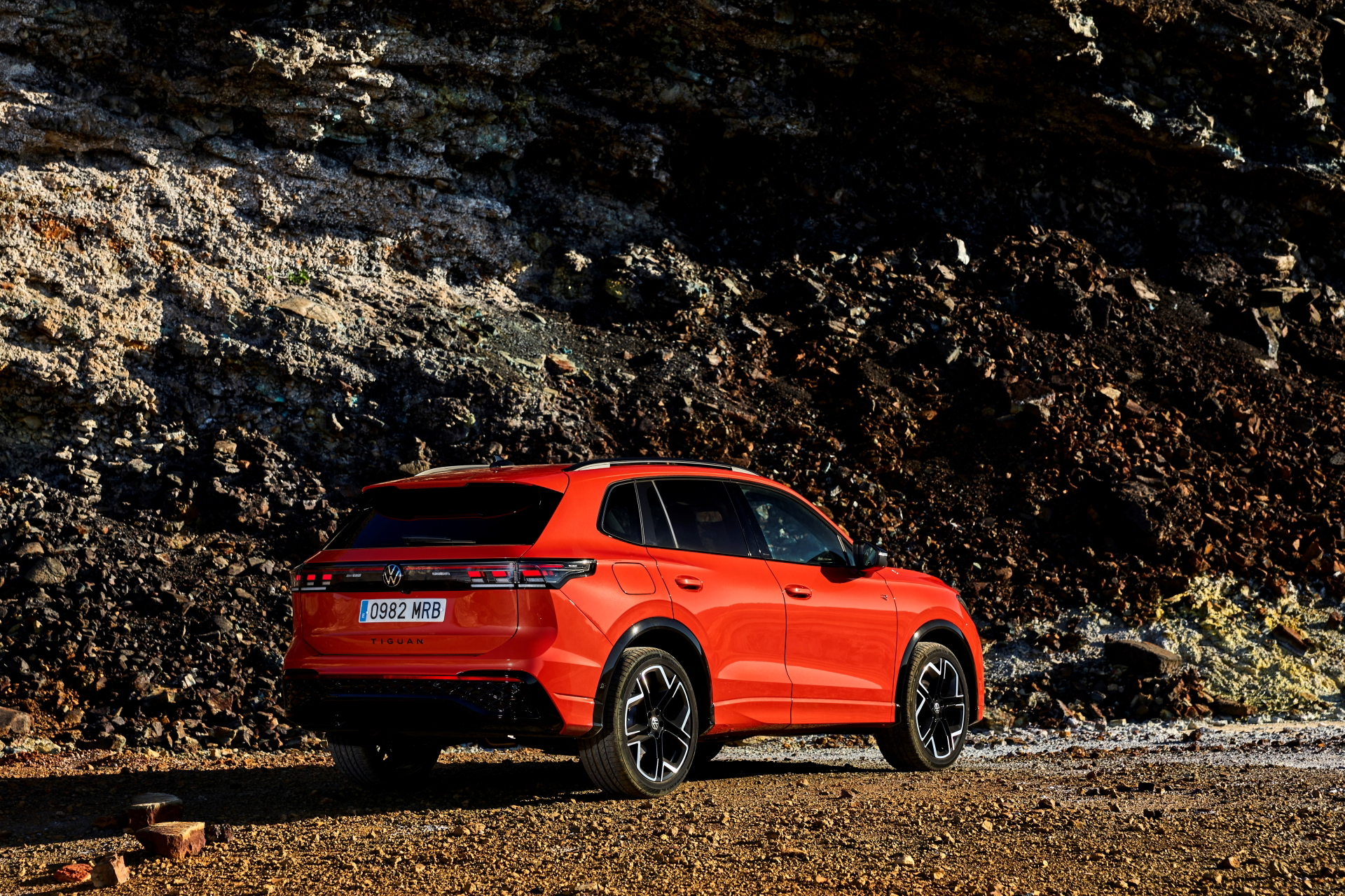 Vista lateral y trasera del Volkswagen Tiguan 2024 en ambiente natural.