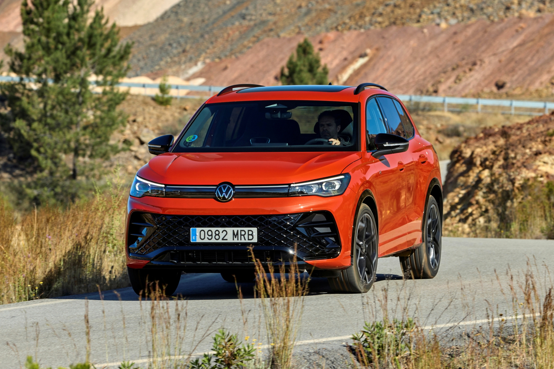 El Volkswagen Tiguan 2024 muestra un diseño lateral robusto y dinámico.