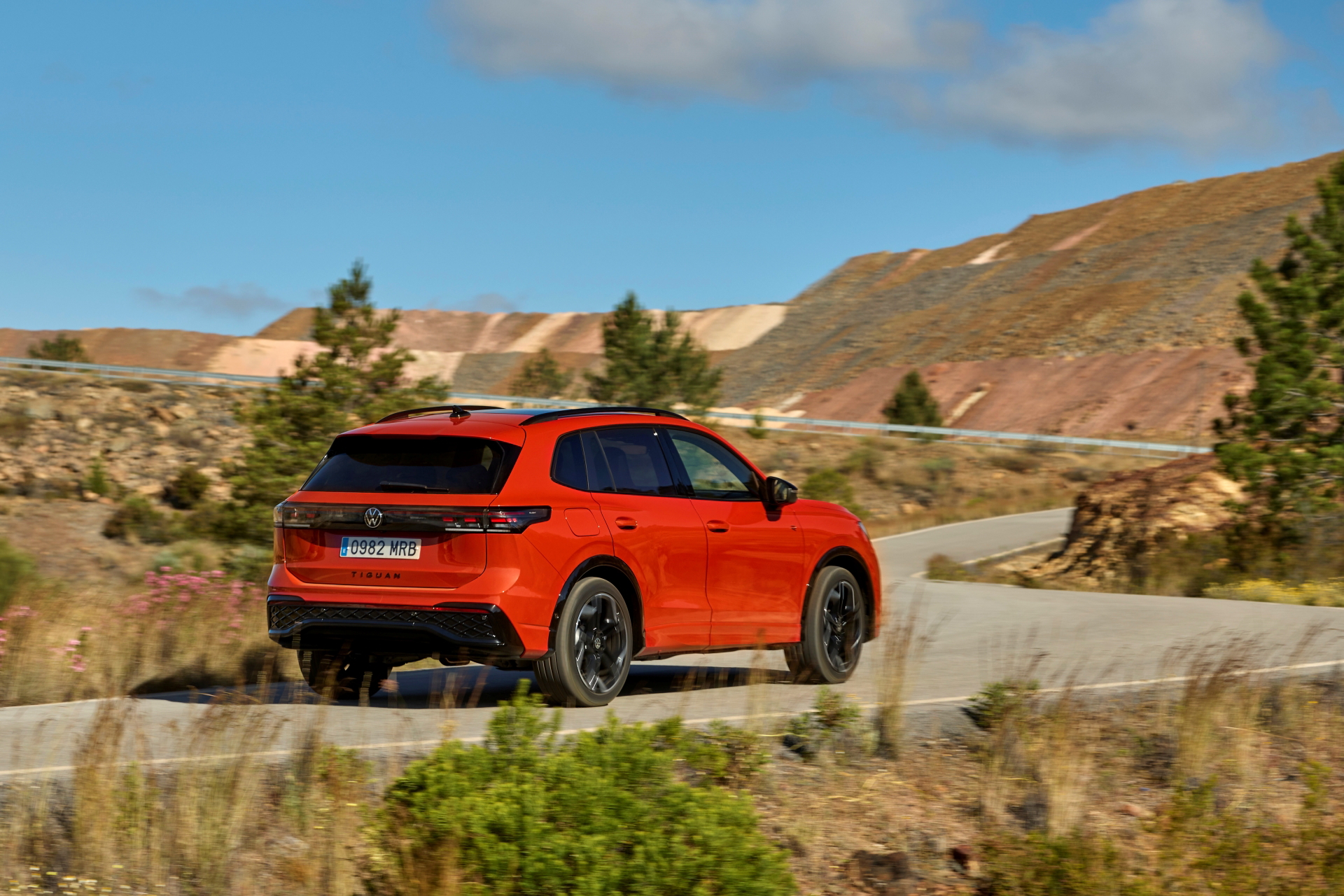 Vista trasera-lateral del Tiguan 2024, destacando su diseño y capacidad como SUV familiar.