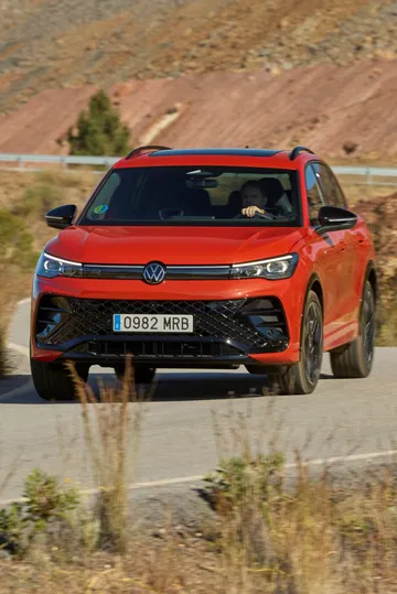 Volkswagen Tiguan 2024 en dinámica, impone con su diseño robusto y elegante.