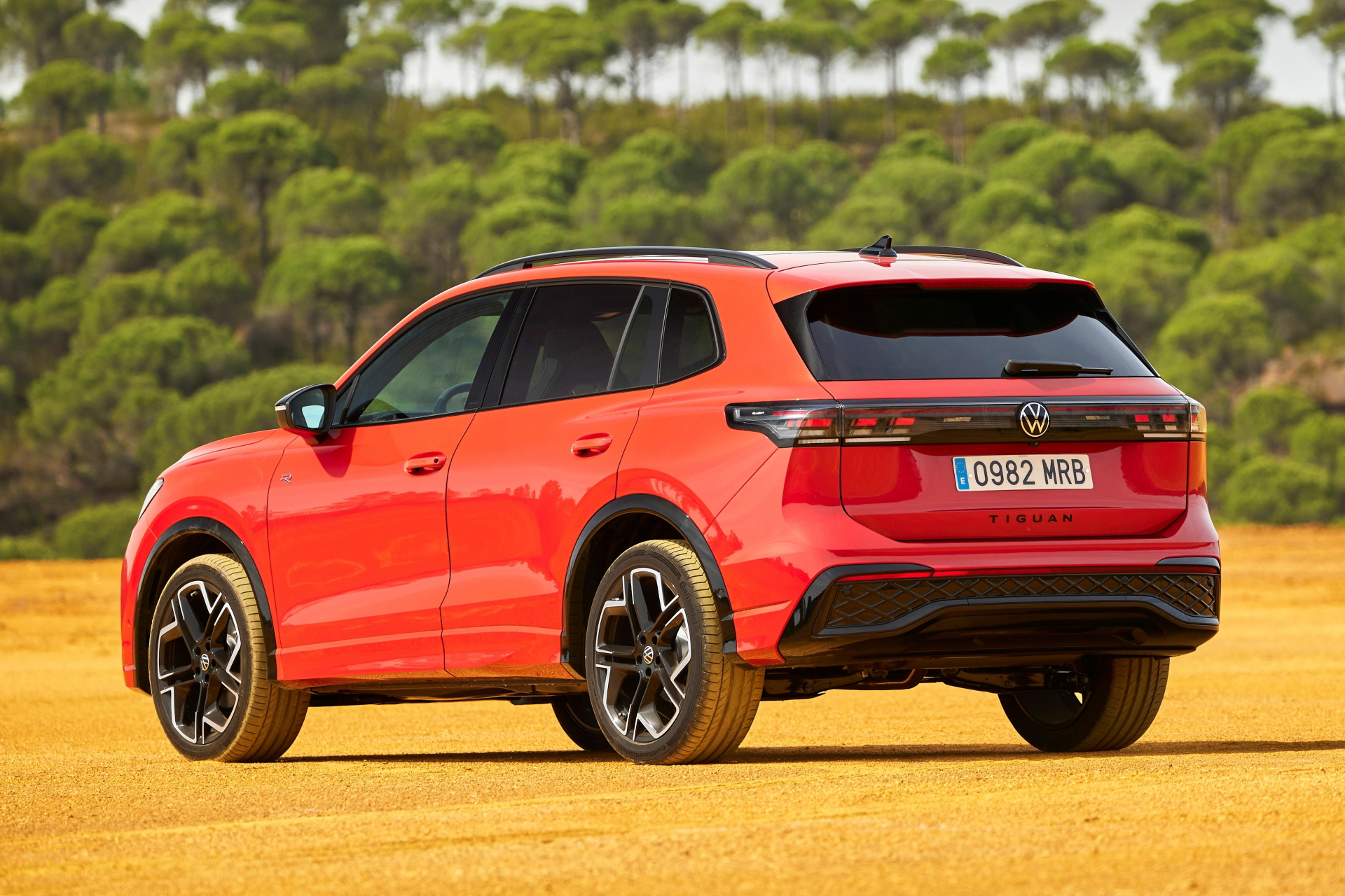 Nuevo Volkswagen Tiguan 2024 posando con estilo y robustez.