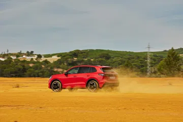 Volkswagen Tiguan en dinámica lateral, mostrando diseño y proporciones