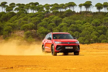 Volkswagen Tiguan 2024 en acción sobre terreno arenoso