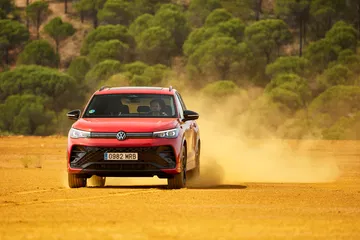 Volkswagen Tiguan 2024 en acción, un SUV que combina estilo y funcionalidad.