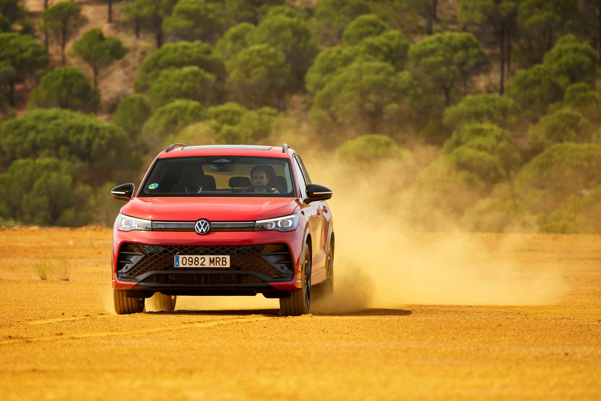 Volkswagen Tiguan 2024 en acción, un SUV que combina estilo y funcionalidad.