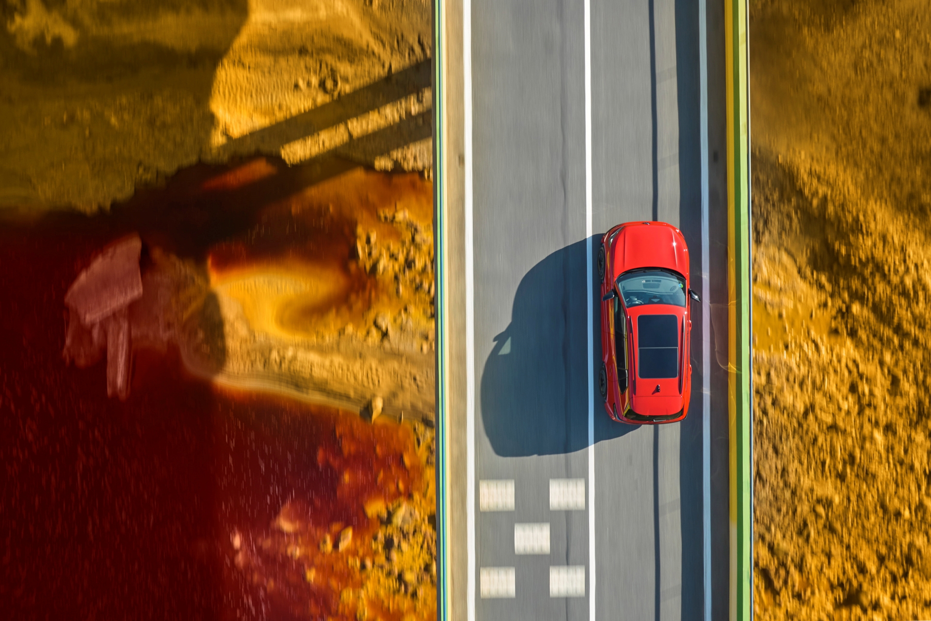 Vista aérea lateral del Volkswagen Tiguan 2024, destacando su diseño.