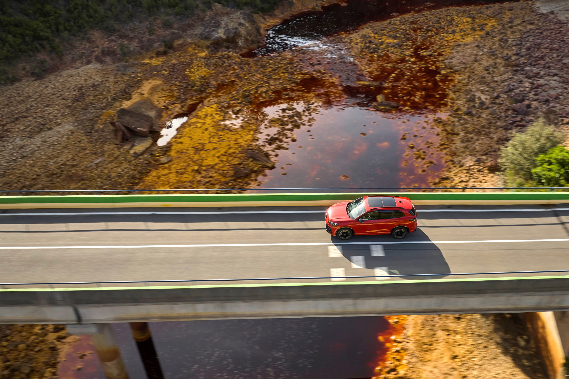 Vista aérea del Volkswagen Tiguan 2024 cruzando un puente.