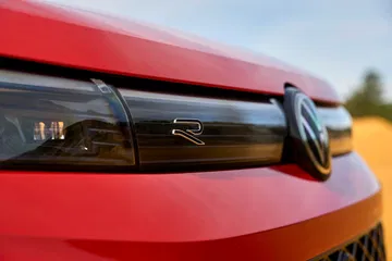 Vista detallada de la óptica moderna del Volkswagen Tiguan