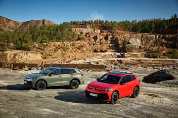 Perfil del Volkswagen Tiguan 2024 mostrando su estilizado diseño lateral.