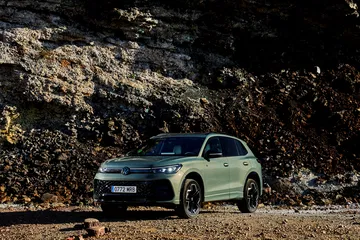 Volkswagen Tiguan 2024, imponente diseño lateral que resalta dinamismo y robustez.