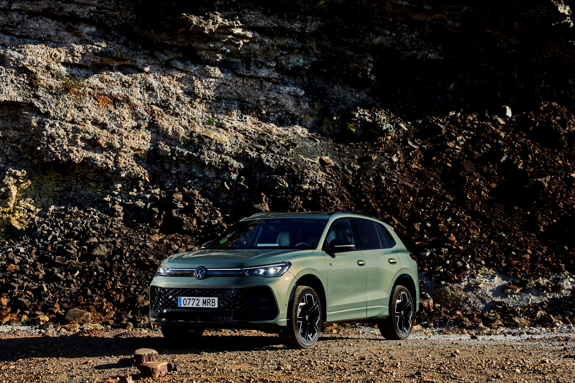 Volkswagen Tiguan 2024, imponente diseño lateral que resalta dinamismo y robustez.