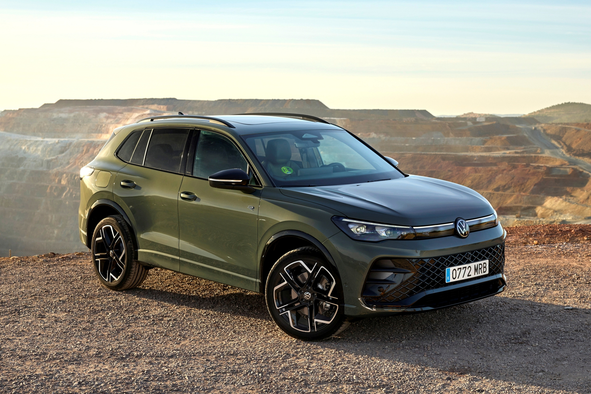 Vista lateral del Volkswagen Tiguan 2024 muestra su línea aerodinámica y robusta