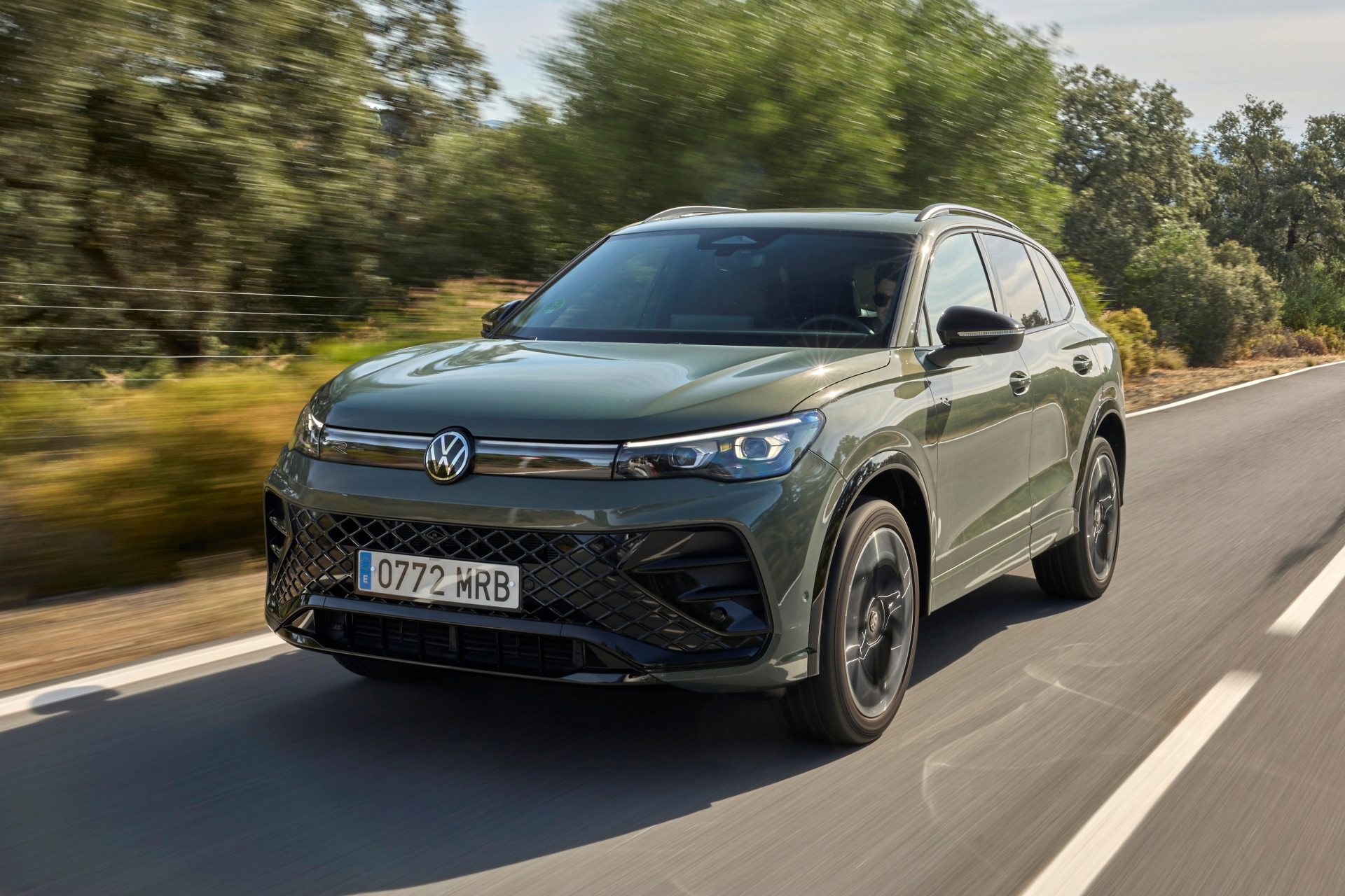 Vista dinámica del Volkswagen Tiguan 2024, mostrando su estilizada silueta y frontal.