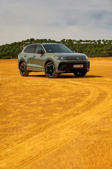 Vista lateral del Volkswagen Tiguan 2024 destacando su diseño robusto y eleante.