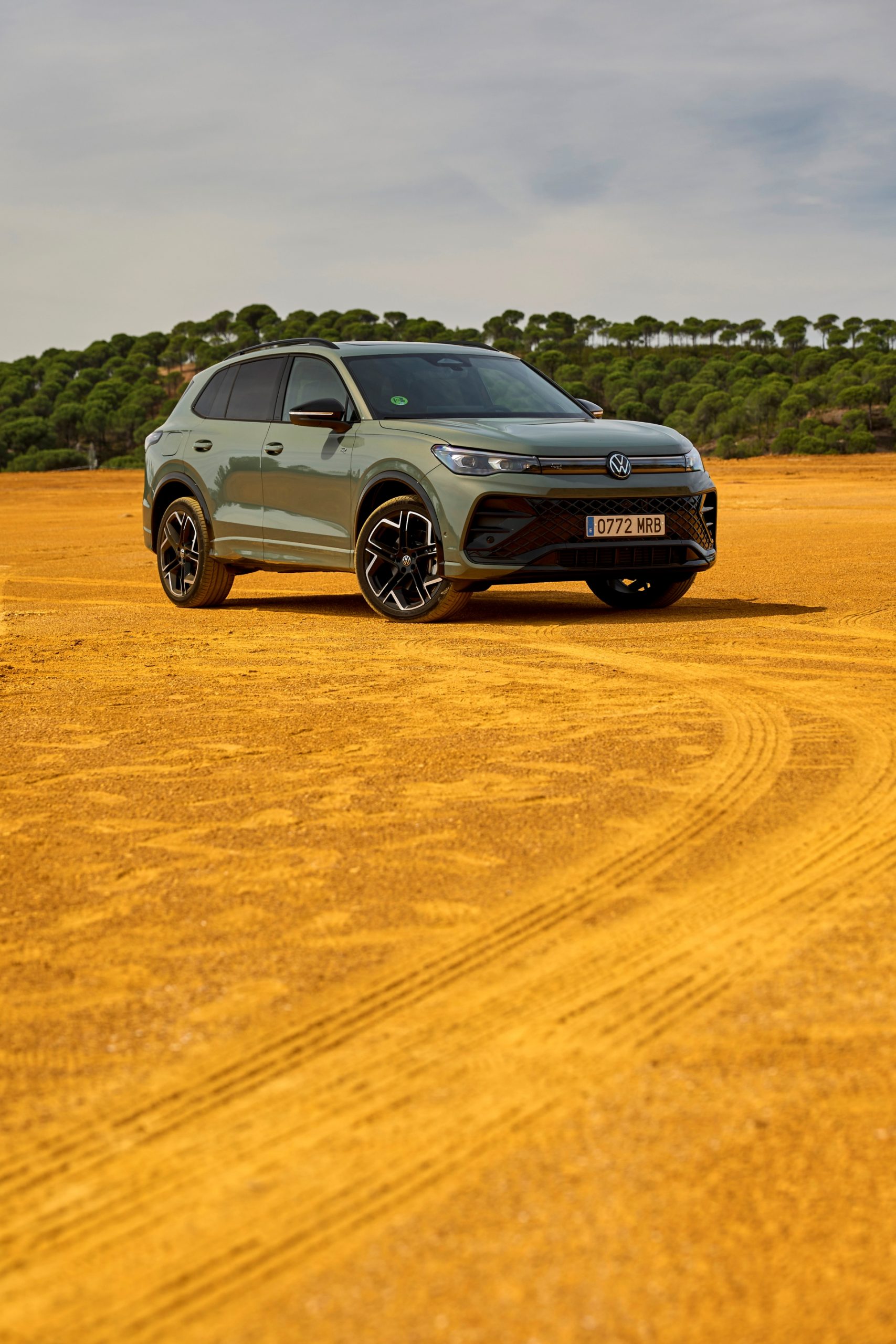 Vista lateral del Volkswagen Tiguan 2024 destacando su diseño robusto y eleante.