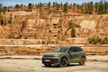 Volkswagen Tiguan 2024, un SUV híbrido con capacidad y estilo.