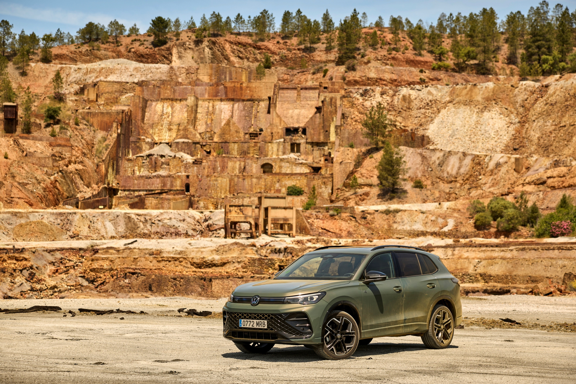 Volkswagen Tiguan 2024, un SUV híbrido con capacidad y estilo.