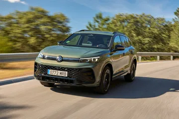 Vista dinámica del Volkswagen Tiguan 2024, destacando su diseño robusto y moderno.