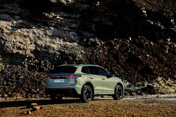 Volkswagen Tiguan 2024: lateral mostrando diseño robusto.