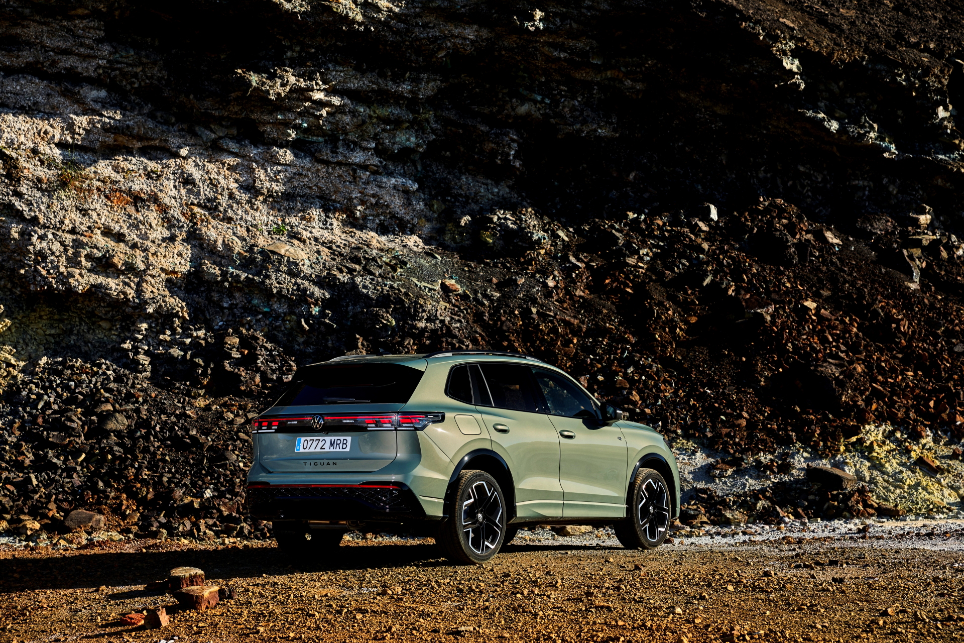 Volkswagen Tiguan 2024: lateral mostrando diseño robusto.
