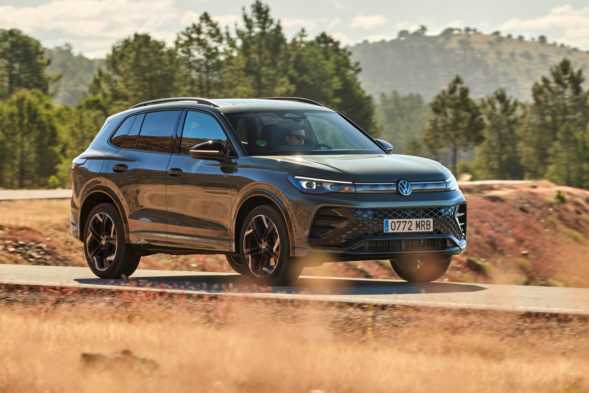 El VW Tiguan 2024 dominando terreno con estilo y robustez.