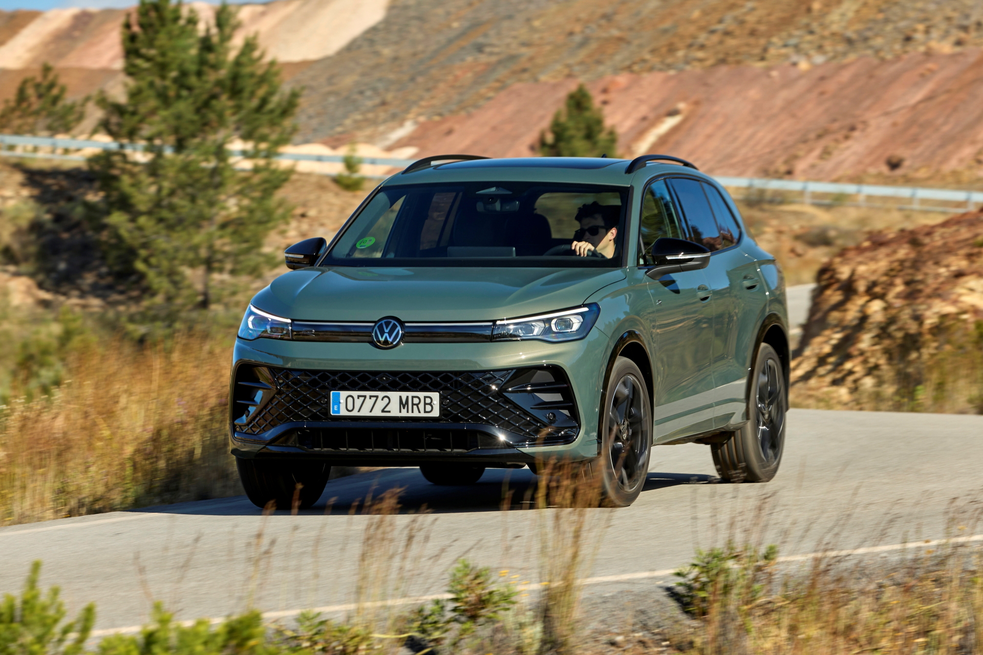 Nuevo Volkswagen Tiguan 2024 en movimiento, imponente y robusto.