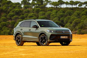 Vista lateral Volkswagen Tiguan 2024 con diseño robusto y moderno. Vista lateral Volkswagen Tiguan 2024 con diseño robusto y moderno.