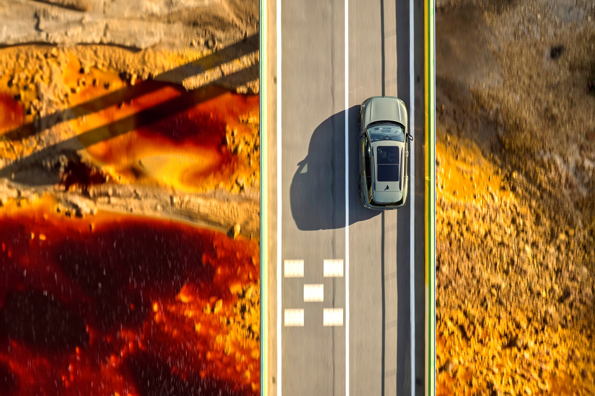 Vista aérea del Volkswagen Tiguan 2024 destacando su diseño y entorno.