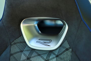 Volante deportivo con inserciones metálicas y logotipo GTI. Volante deportivo con inserciones metálicas y logotipo GTI.