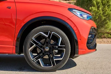 Vista lateral que muestra la impecable llanta del Volkswagen Tiguan 2024