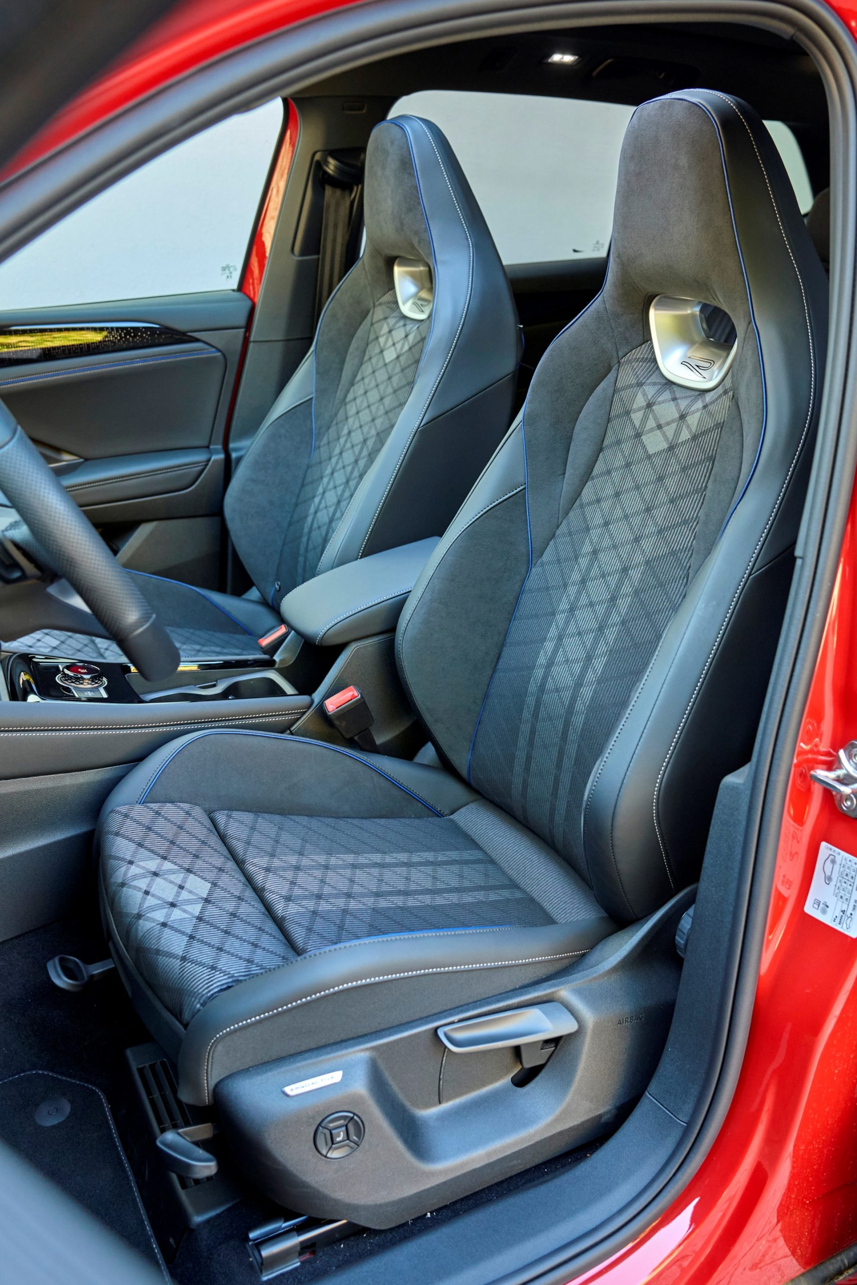 Asientos deportivos con acabado premium, destacados por su diseño y confort.